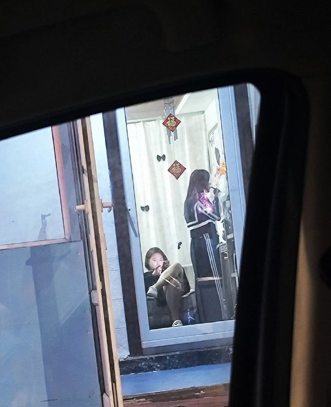 今天路过文端街发现两家 挨着的